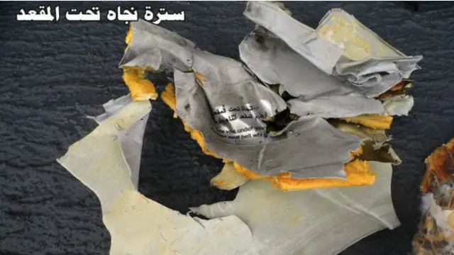 تصاویر قطعاتی از هواپیما را با لگوی "ایجیپت ایر" نشان می دهد