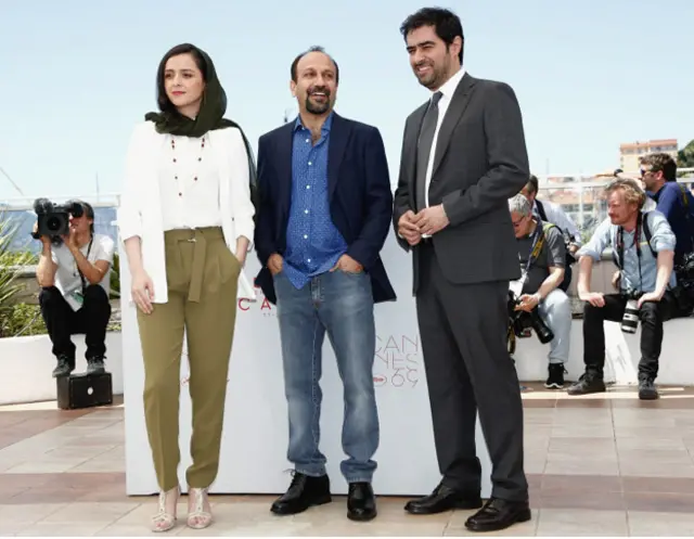 از راست: شهاب حسینی (بازیگر فیلم فروشنده)، اصغر فرهادی (کارگردان) و ترانه علیدوستی (بازیگر فیلم)