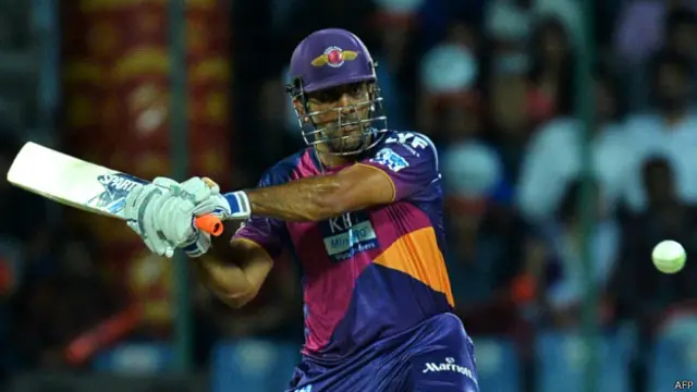 انڈيا کے سب سے کامیاب کپتان دھونی کا پہلا پیار فٹ بال تھا۔ وہ اپنے سکول کی فٹبال ٹیم میں گول کیپر تھے