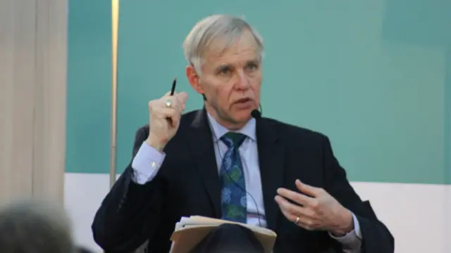 对于两岸现在对话陷入冷战期，卜睿哲认为对话一定要持续，才是解决误会的最好办法，他期盼这是暂时的。