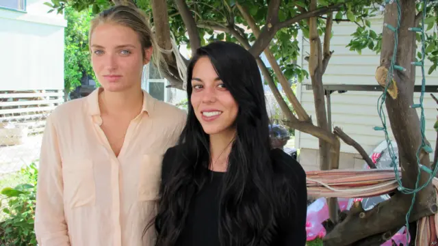 美国两名女同性恋者起诉夏威夷檀香山警方骚扰和错误逮捕她们，檀香山的一个法庭判决赔偿她们8万美元。