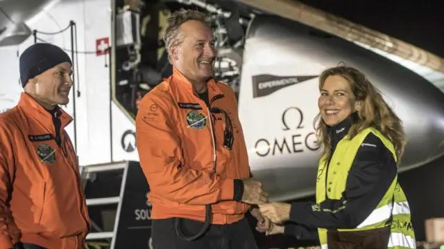 在飞抵代顿后，飞行员安德鲁·博什伯格（图中）接受他的妻子（图右）与飞行伙伴伯特朗德·皮卡特（图左）的欢迎。