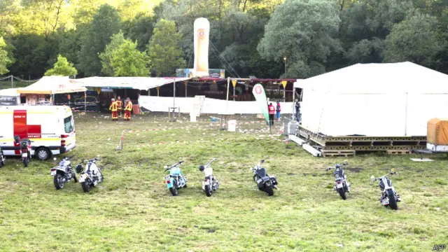 حملہ آور بندوق نکالنے کے لیے پہلے اپنی کار کی طرف گيا اور پھر اسے نکالتے ہی وہاں پر جمع تقریبا 150 افراد کی بھیڑ پر اندھا دھند فائرنگ شروع کر دی