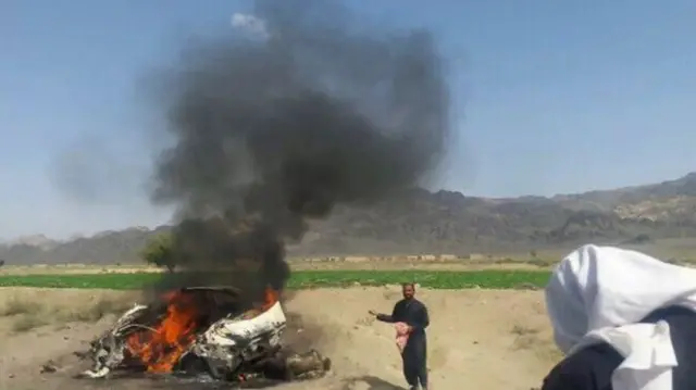 له سیمې ځينې سرچینو بي بي سي ته ویلي پرون شنبه شاوخوا درې بجې د پاکستاني بلوچستان د نوشکي په مل ګچکي سیمه کې له تفتان څخه کوټې ته پرلاره پر يوه ټوډي کرولا ډوله موټر کې د اور لګېدو له امله دوه تن وژل شوي دي.