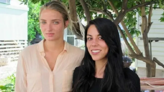 انفصلت الزوجتان المثليتان منذ فترة ولا زالت إحداهما تقيم في هاواي التي شهدت الحادث 