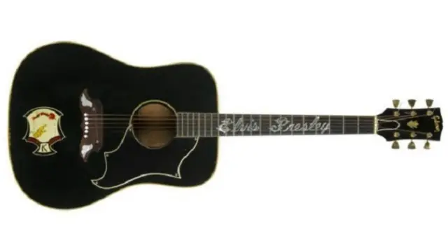 أهدى بريسلي الغيتار إلى أحد معجبيه أثناء حفل في عام 1975