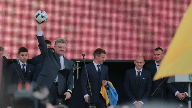 Проводи збірної відбувалися з заходами безпеки - на церемонію приїхав президент Петро Порошенко. 
