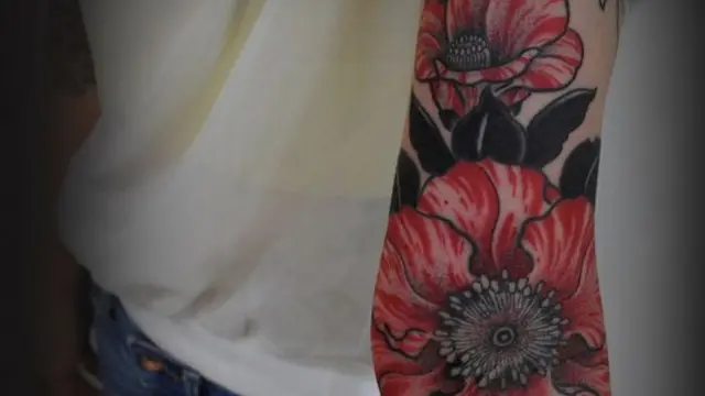 ٹیٹو بنانے کے لیے عام طور پر استمعال میں آنے والی سٹینسل مشین ان کے پاس نہیں ہے۔ اس کے برعکس وہ جلد پر ڈرائنگ کے لیے بال پین کا استعمال کرتے ہیں