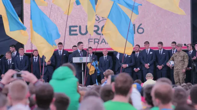 Церемонію намагалися зробити не надто офіційною, але без промов і костюмів не обійшлося. 