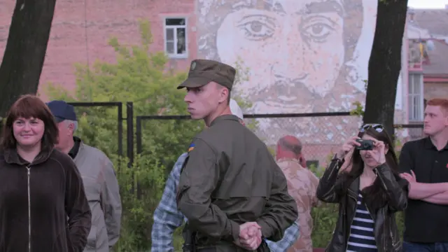 За дійством можна було спостерігати осторонь, за кордоном охорони. 