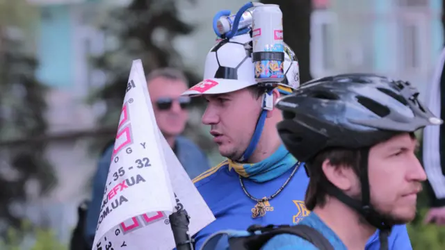 Дехто приїхав у повному озброєнні. 