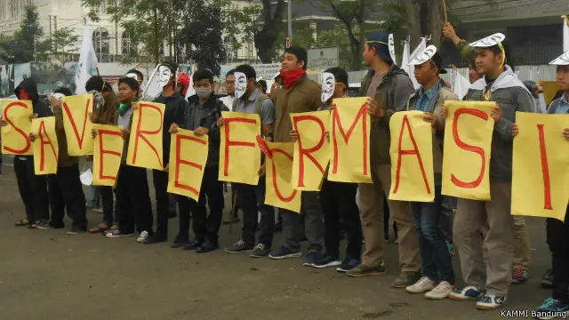 Para aktivis KAMMI Bandung dalam aksinya menuntut penyelamatan agenda reformasi. 