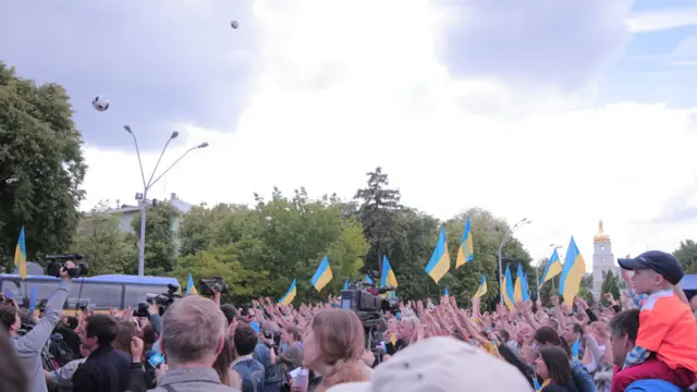 Наприкінці церемонії футболісти кинули в бік уболівальників кілька десятків м'ячів - як подарунок. 