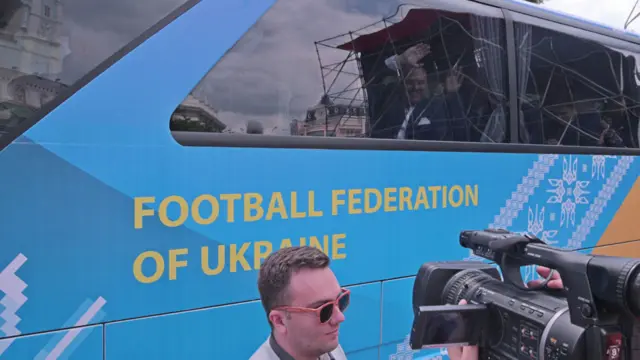 З Михайлівської площі автобус зі спортсменами поїхав прямо в "Бориспіль". Звідти збірна вирушить до Італії на тренувальний збір.