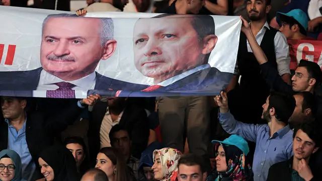 صدر رجب طیب اردوغان کے قریبی ساتھی اور سابق وزیرِ ٹرانسپورٹ بن علی یلدرم کو جماعت کا نیا سربراہ اور ملک کا نیا وزیراعظم منتخب کر لیا گيا ہے