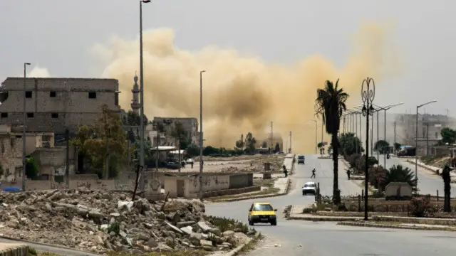 Hələb şəhəri yaxınlığından keçən yol havadan bombalanır