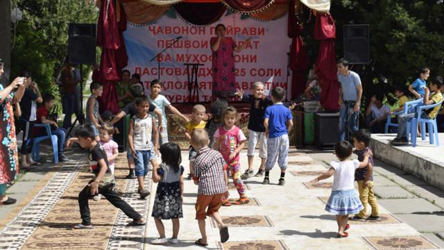 Референдум об изменении конституции Таджикистана сопровождался песнями и танцами