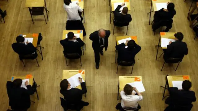 На шкільних чи університетських екзаменах списати складніше