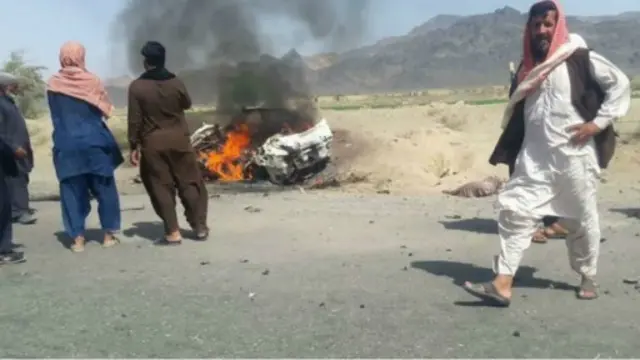 Dron vasitəsilə vurulmuş avtomobilin yanmış qalıqları