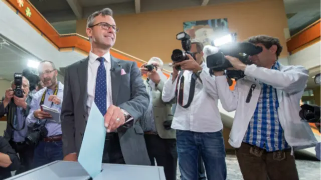 Норберт Хофер с бюллетенем