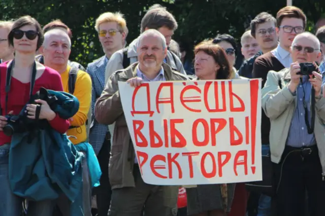 Организаторы согласовали митинг на 200 человек, но людей пришло вдвое больше