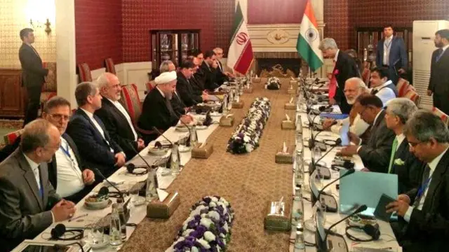 प्रतिनिधिमंडल स्तर की बाचतीच करते भारत-ईरान के नेता.