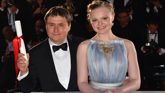  جایزه بهترین کارگردانی را کریستین مونجیو، سینماگر رومانیایی به طور مشترک دریافت کرد. او در کنار بازیگر فیلمش ماریا دراگوس دیده می‎شود.