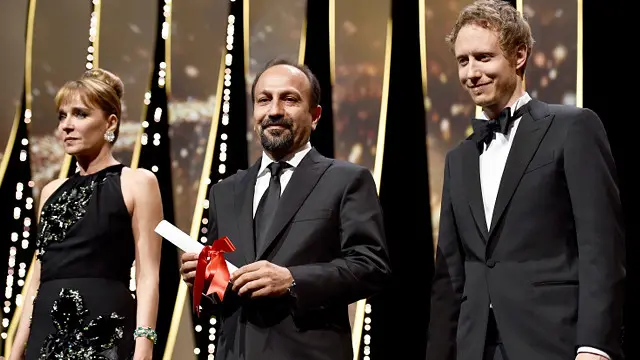 اصغر فرهادی جایزه بهترین فیلمنامه را برای فیلم فروشنده گرفت. او در میان لاسلو نمش و والریا گولینو از اعضای هیئت داوران دیده می‌شود.