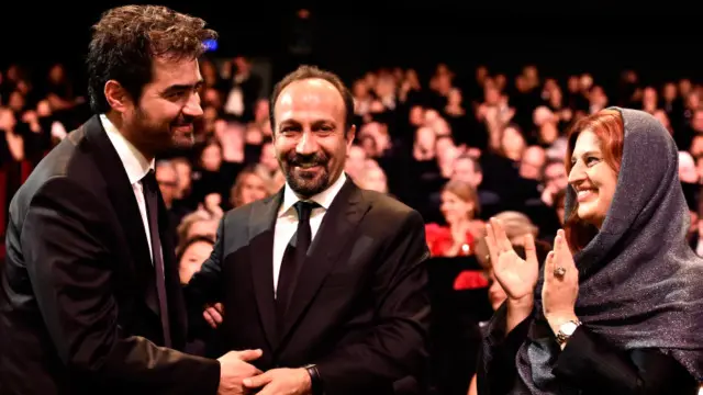 از چپ شهاب حسینی، اصغر فرهادی و پریسا بخت آور، کارگردان سینما و همسر فرهادی