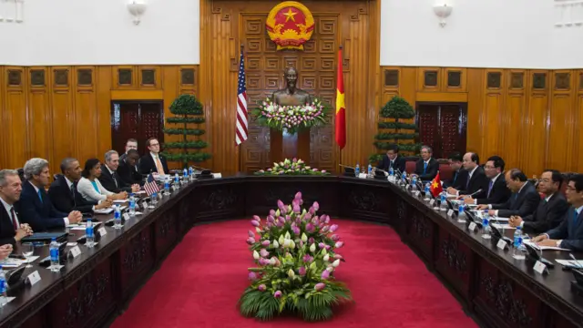 Tại trụ sở Chính phủ, Thủ tướng Việt Nam Nguyễn Xuân Phúc đã có cuộc hội kiến với Tổng thống Mỹ Barack Obama.