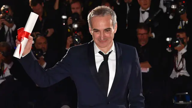 الیویه آسایاس، سینماگر مطرح فرانسوی و سازنده فیلم " این فقط آخر دنیا" همراه با مونجیو جایزه بهترین کارگردانی را گرفت.