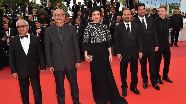 کارگردان و بازیگران فروشنده روی فرش قرمز