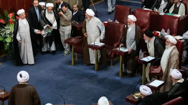 اکبر هاشمی رفسنجانی و محمدرضا مهدوی کنی هر دو مدتی در دوره چهارم مجلس خبرگان، رئیس مجلس بودند