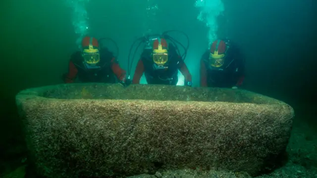 Tanque de jardín de granito rosado del periodo ptolemaico