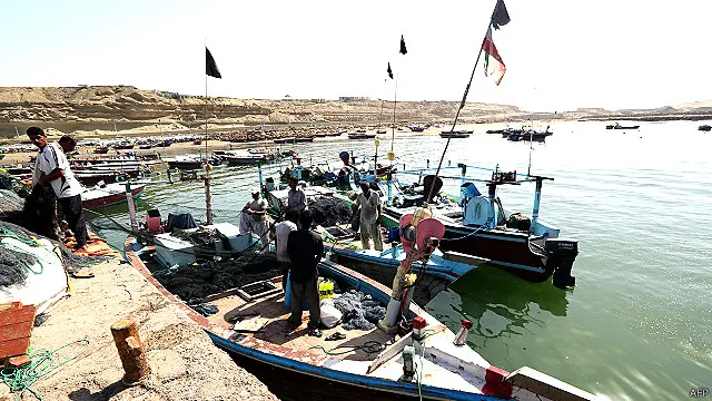 چابہار کی بندرگاہ پاکستان کی گوادر کی بندرگاہ سے تقریباً سو میل مغرب میں واقع ہے