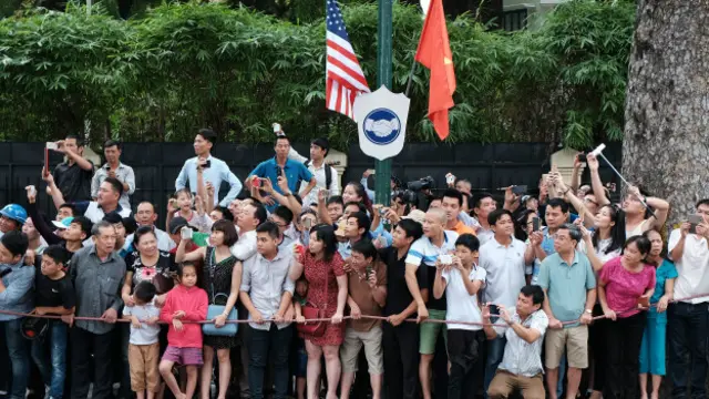 Вьетнамцы встречают президента США