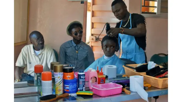 Lucy sedang dipotong rambutnya