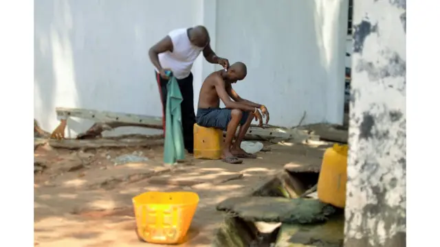 Pemotong rambut berkeliling juga sering ditemukan di Freetown. 