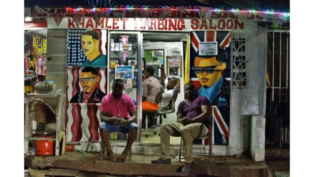 Kios potong rambut di dekat stadion Freetown ini buka sampai pukul 23.00 malam untuk 'menangkap' orang yang mau potong rambut sebelum maupun setelah pertandingan bola atau acara lain di stadion.