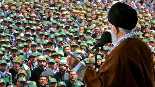 رهبر ایران در جمع دانش‌آموختگان دانشگاه امام حسین تهران