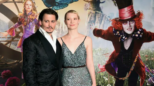 В обох останніх фільмах за твором Льюїса Керолла Джонні Депп зіграв Божевільного Капелюшника, а Міа Васіковска – Алісу