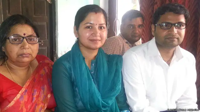 मां के साथ सिविल सेवा में चयनित क्षमा मिश्रा और लोकेश मिश्रा