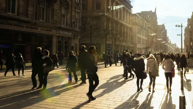 Personas caminando en la calle