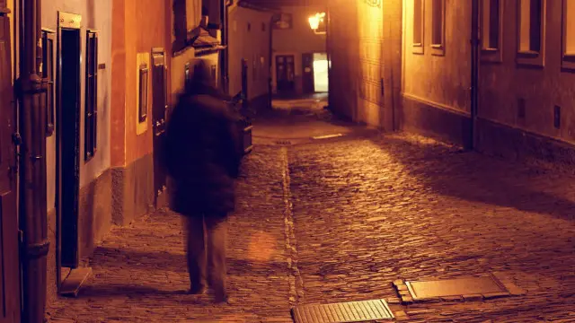 Una persona caminando en la oscuridad