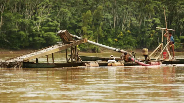 Mineros dragando un río