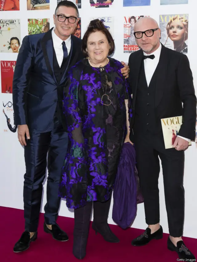 Стефано Габбана и Доменико Дольче (слева направо) вместе с одной из самых влиятельных модных критиков Сюзи Менкес