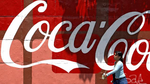 Un mural con el logotipo de Coca Cola en Caracas