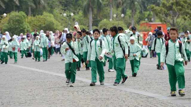 Mendikbud Muhajir Effendi disarankan memprioritaskan kebijakan yang lebih mendesak, yaitu cetak biru pendidikan Indonesia.