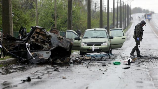 今年4月，烏克蘭東部小鎮Olenivka，一名專家在烏克蘭叛軍控制點附近檢查一輛遭遇炸彈攻擊的轎車。