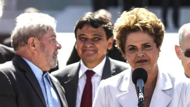 روسف در کنار دا سیلوا (چپ) - برکناری روسف می‌تواند به بیش از سیزده سال زمامداری چپگرایان پایان دهد